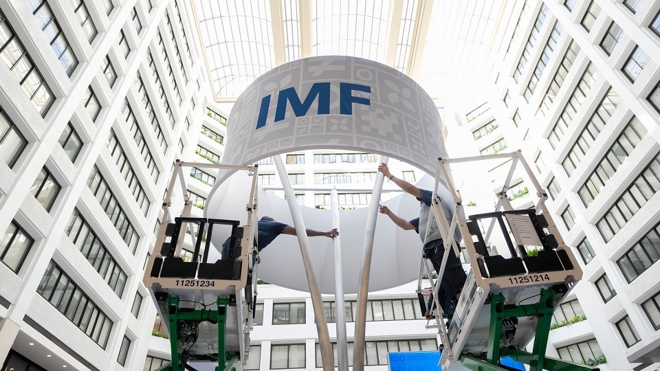 Le FMI relève sa prévision à 3,3 % : le boom de l'IA atténue les chocs commerciaux — qu'apporte cela à l'Ukraine ?