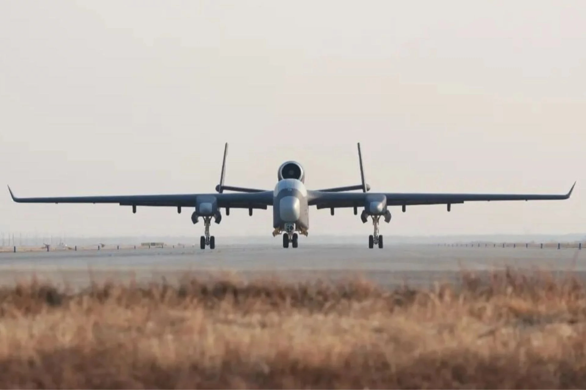 Drohne, die Drohnen trägt: China testet Luftflugzeugträger Jiutian – und zeigt in Video, wie er amerikanische Flugzeugträger versenkt