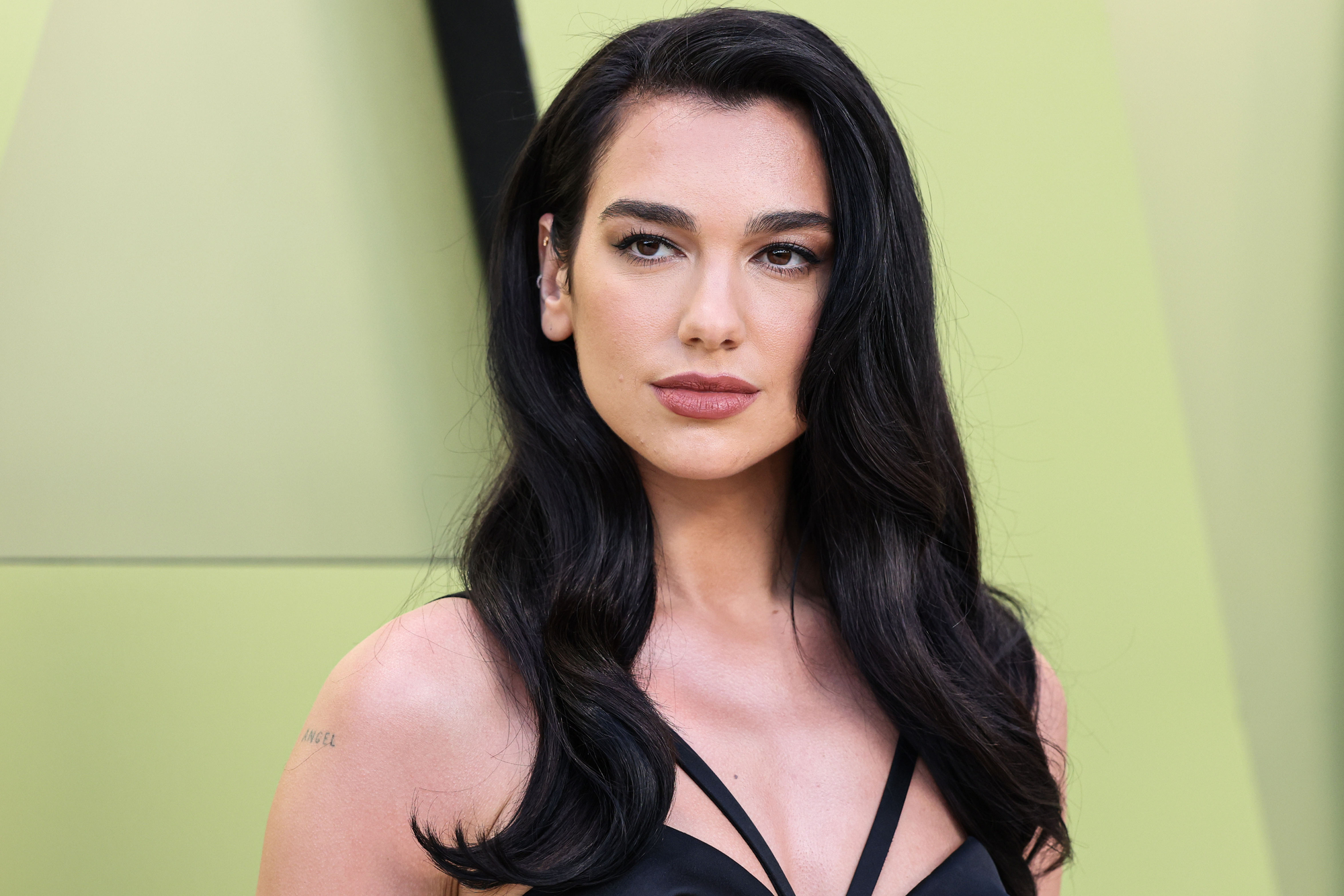Samsung verkaufte Fernseher in Kartons mit Fotos von Dua Lipa – und ignorierte ihre Aufforderung, damit aufzuhören