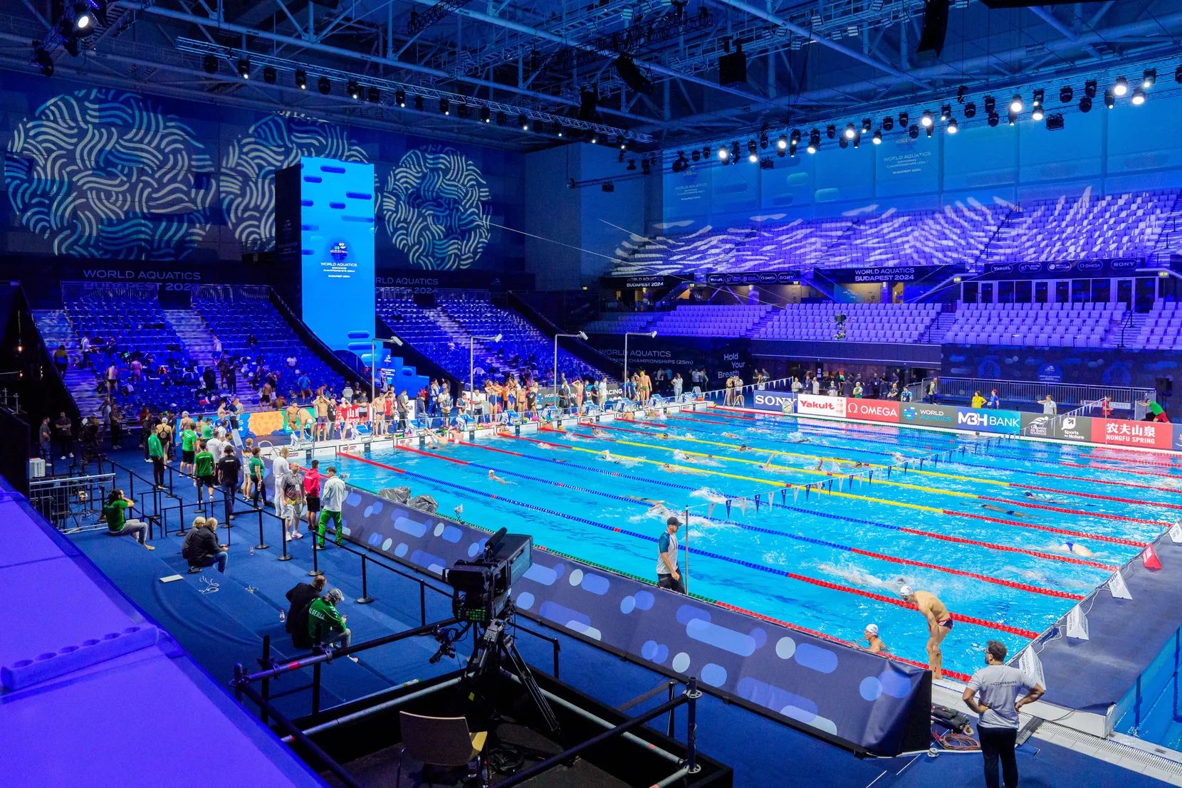 World Aquatics hat Russland und Belarus die Flaggen zurückgegeben — trotz laufenden Krieges und Position des IOC