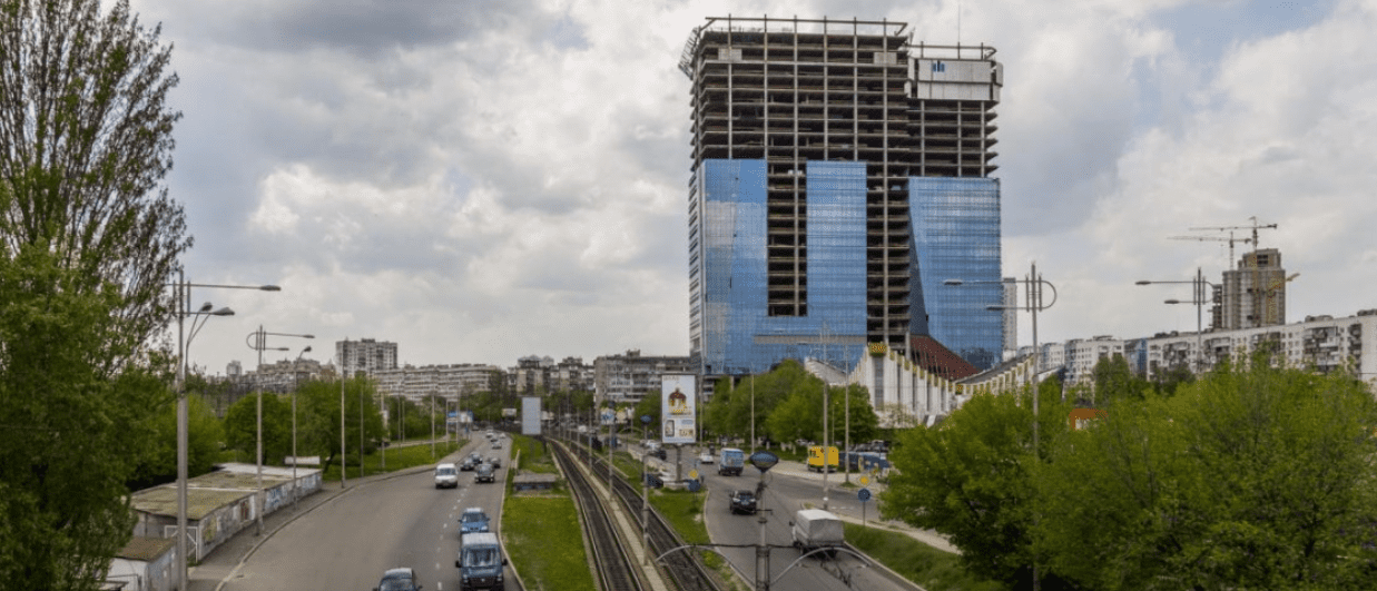 Sky Towers à Kyiv : le prix de l'immeuble inachevé est tombé à 662 millions de hryvnias — qu'est‑ce que cela signifie pour la ville et le marché