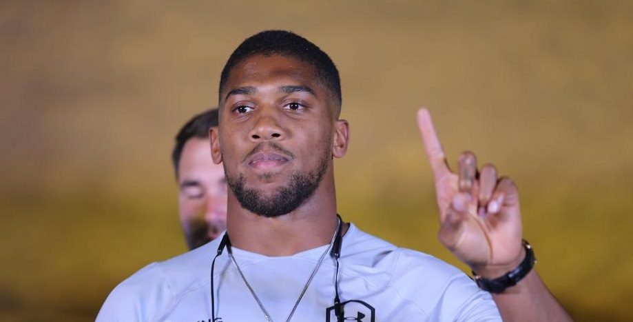 Gegen den Fahrer von Anthony Joshua wurden nach einem Unfall in Nigeria vier Anklagen erhoben — zwei Trainer kamen ums Leben