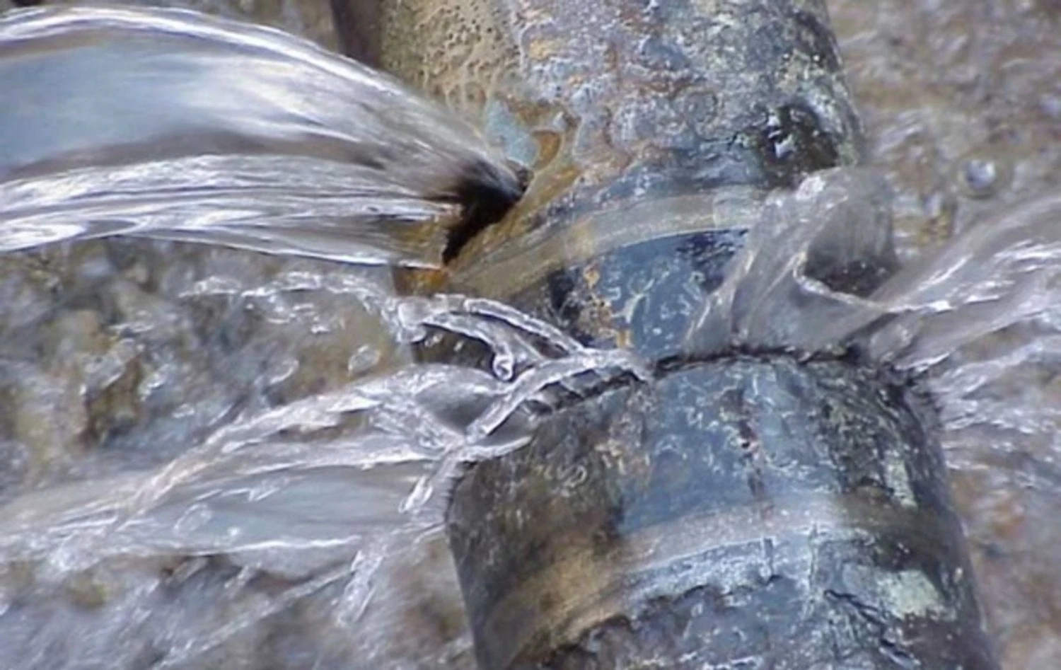 Water main break on Verkhovna Rada Boulevard: 600 mm pipe and prompt response by utility crews