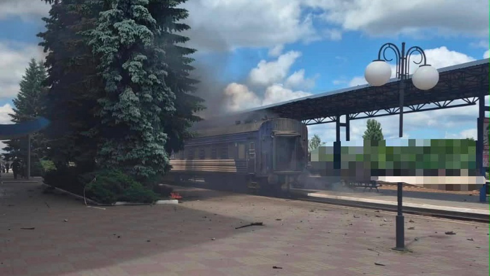 Un drone Shahed abattu s'écrase sur un train de passagers à Soumy : quatre blessés à la gare