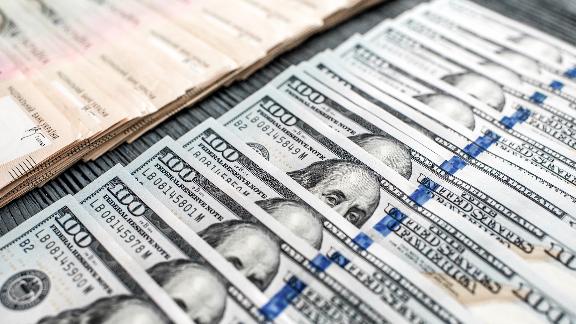 Le dollar au-dessus de 43 UAH : la BNU a révisé le cours officiel — ce que cela signifie pour le budget et les réserves