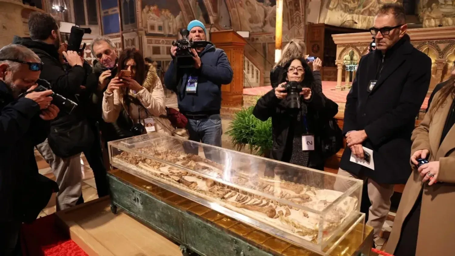 In Assisi erstmals seit 1978 die Reliquien des heiligen Franziskus ausgestellt – 400.000 reservierte Plätze und warum das wichtig ist