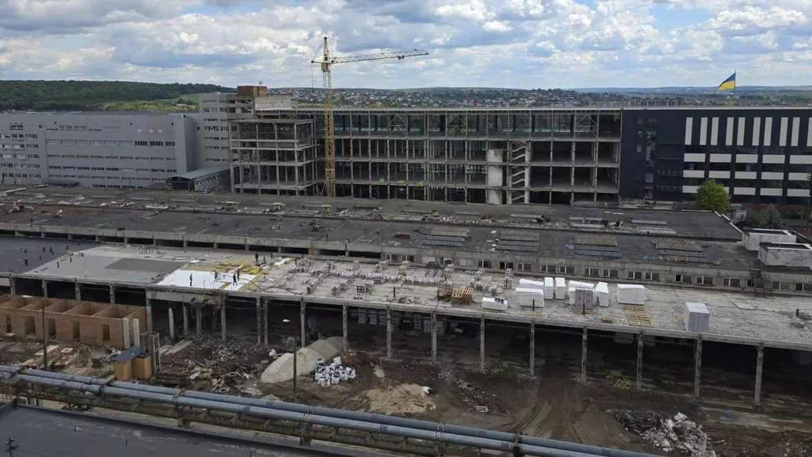 In Chmelnyzkyj wird das größte Gebäude des Werks „Temp“ zu einem Einkaufszentrum umgebaut.