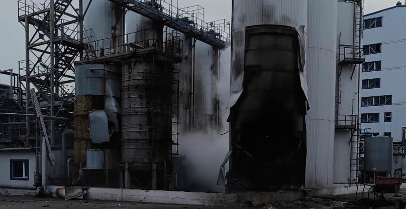 Angriff auf die Häfen „Pivdennyi“ und „Chornomorsk“: beschädigte Lagertanks und ein Getreideschiff — was das für die Logistik der Ukraine bedeutet