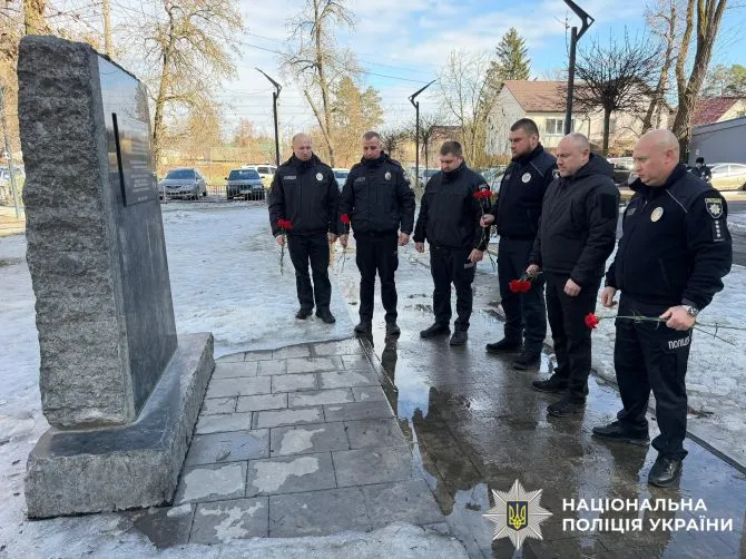 Vierter Jahrestag: Irpin und Borodianka ehrten die Polizisten Serhii Blyzniuk und Yurii Chabakh