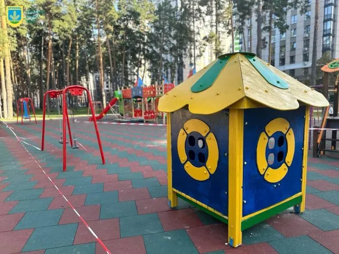Irpin repariert Kinderspielplätze – die Stadt, in der es nach der Debesetzung nicht einmal einen sicheren Spielplatz gab