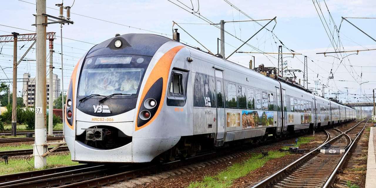 Lokomotive eines Privatsteinbruchs rammt Intercity+ in der Region Winnyzja: zwei Wagen zerstört, 576 Passagiere evakuiert