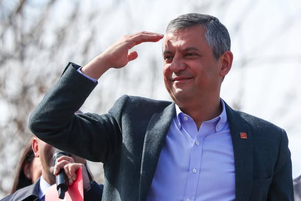 Türkei leitet Verfahren gegen den Oppositionsführer wegen Äußerungen bei einer Kundgebung ein — bereits der zweite prominente Oppositionspolitiker innerhalb eines Jahres unter Druck