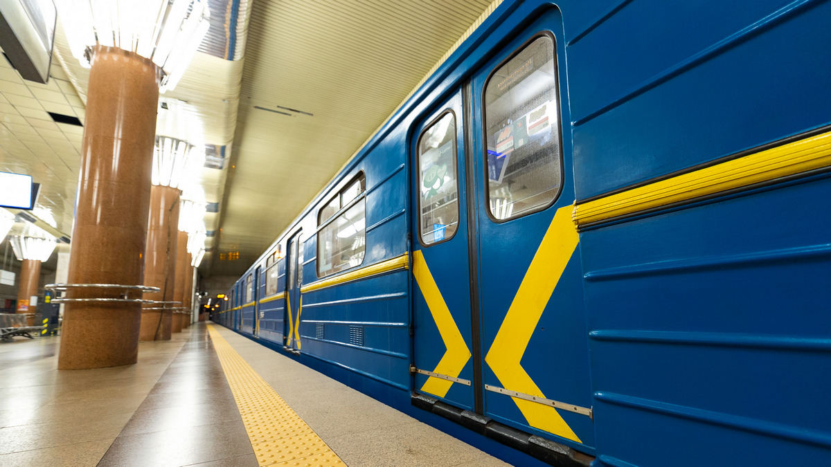 Nach nächtlichem Beschuss: Geschlossene Stationen der „roten“ U-Bahn-Linie in Kiew und wie sich der Fahrbetrieb verändert hat