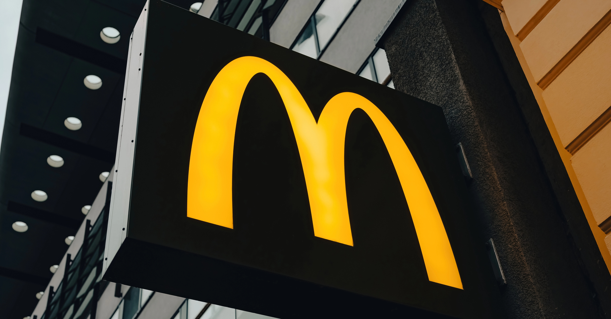 Attaque le jour même de l'anniversaire : McDonald's à Loukianovka frappé 28 ans après son ouverture — pour la sixième fois
