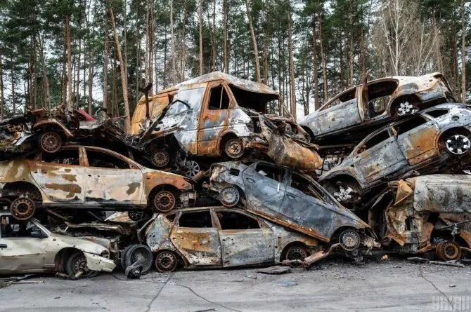 Les voitures qui se souviennent de 2022 : Irpin recueille des témoignages auprès du « cimetière de voitures » de la rue Universytetska