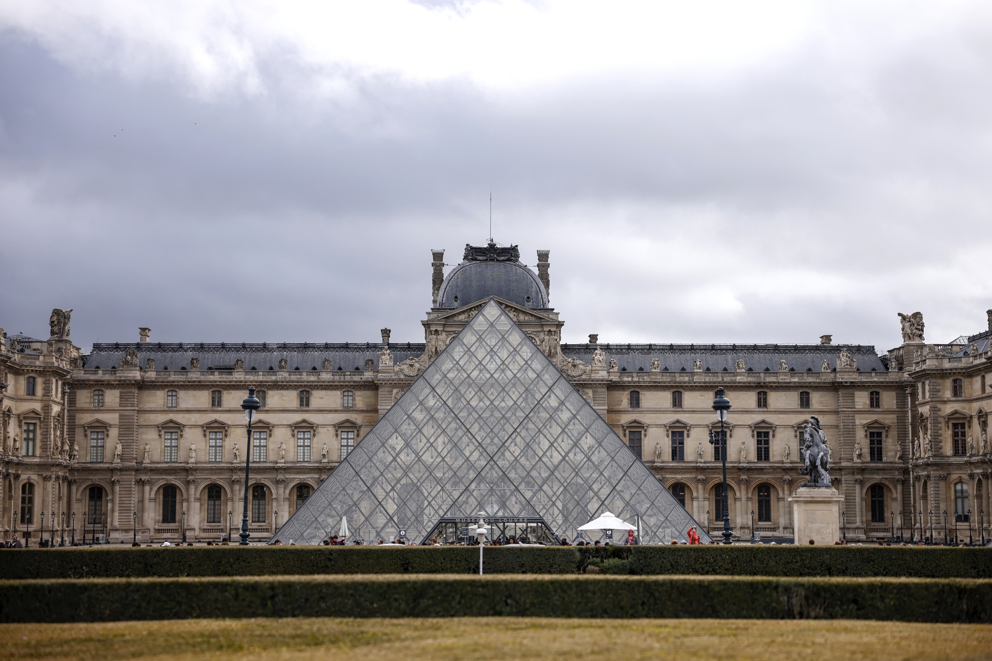 Investigation into Louvre robbery: thieves fled in 30 seconds