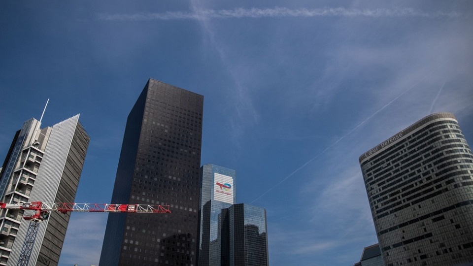 TotalEnergies setzt die Förderung im Nahen Osten aus — Verlust von 15 % der Produktion und ein Schlag für die Märkte