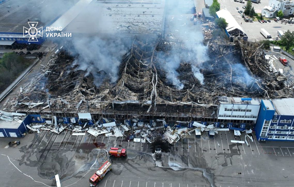 Le troisième incendie en un an : l'entrepôt « Omega » à Tchaïki brûle sur 10 000 mètres carrés