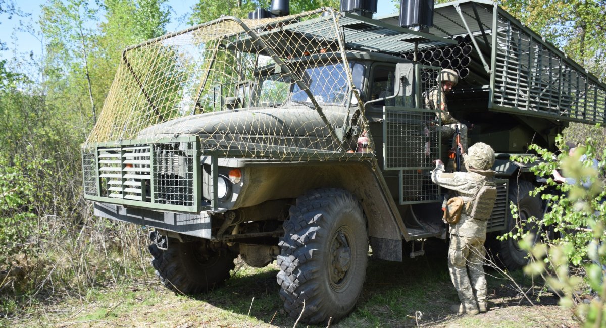 „Grad" mit Gittern: Die Streitkräfte haben gelernt, MLRS-Systeme vor FPV-Drohnen zu schützen wie Panzer
