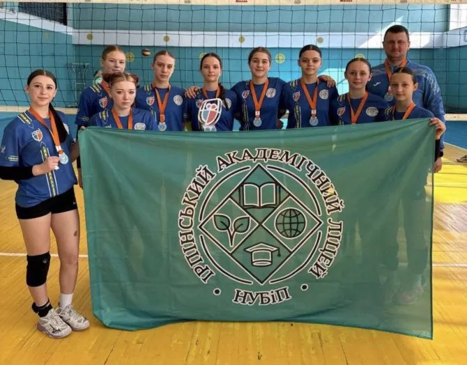Junges Team aus Irpin: Schülerinnen des Lyzeums der NUBiP gewannen den Bezirksentscheid und fahren zur Regionalrunde von „Пліч-о-пліч“