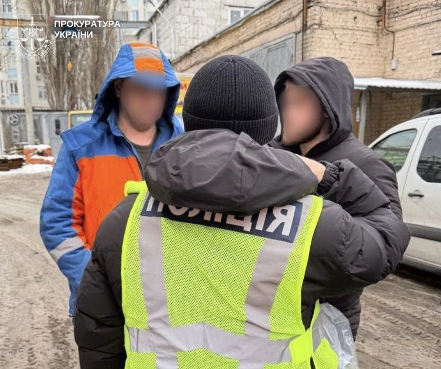 À Kyiv, une adolescente de 16 ans est tombée dans une fosse d'eau bouillante — le responsable d'une unité des réseaux de chaleur mis en cause