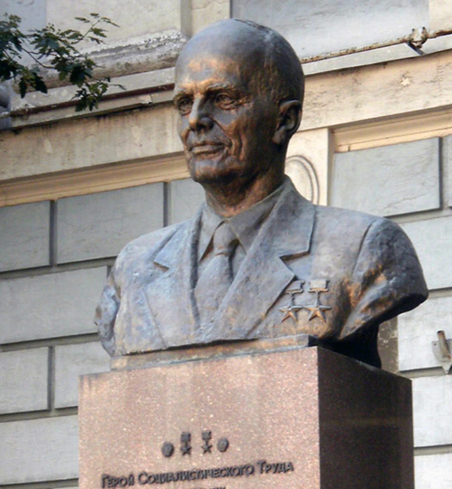 In Kiew wurde sowjetische Symbolik vom Denkmal für Borys Paton entfernt — Rektor fordert Untersuchung