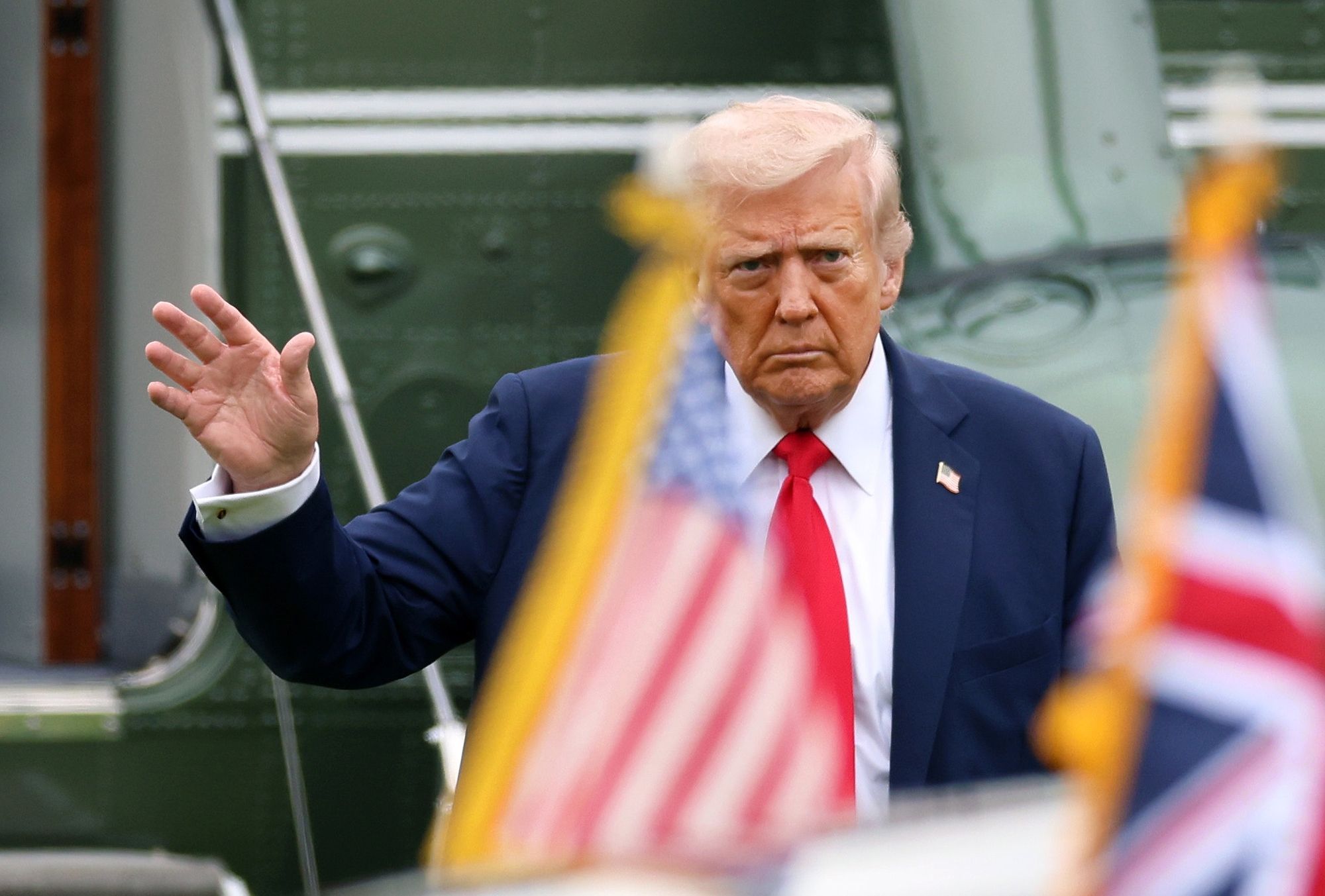 Trump drohte dem Iran, ihn „vom Erdboden zu tilgen“ — Eskalationsrisiken und Folgen für Verbündete