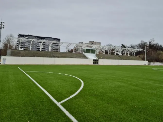 Stade de 28 millions d'euros en promesses et troisième année sans finition : ce qui se passe vraiment au « Champion » à Irpin