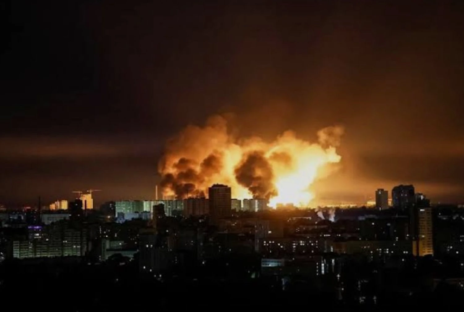 Attaque nocturne sur Kyiv : un immeuble de neuf étages endommagé à Darnytsia — les autorités municipales font état des conséquences