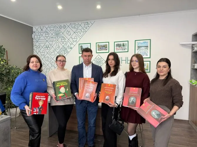 Les étudiants du DPI ont offert à la communauté d'Irpin des livres en braille — un investissement dans l'éducation inclusive