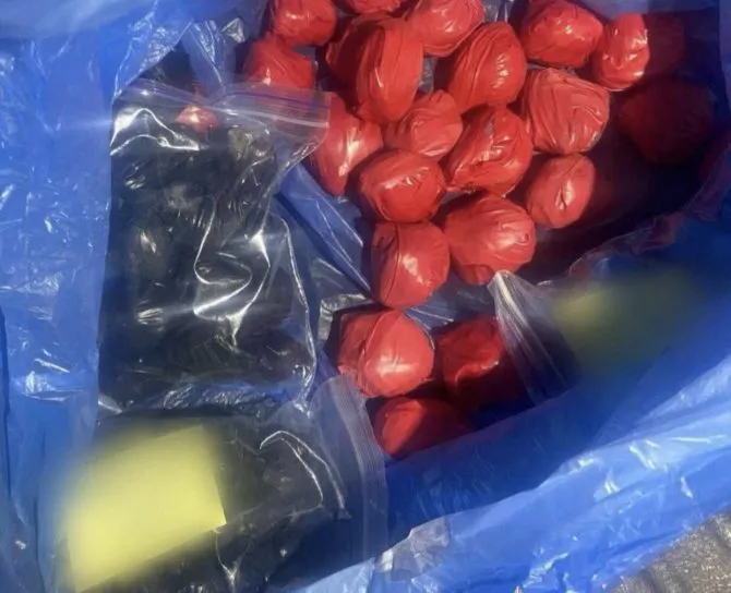 Région de Kyiv : un coursier interpellé à un poste de contrôle avec du PVP et de la méthamphétamine — 128 sachets saisis