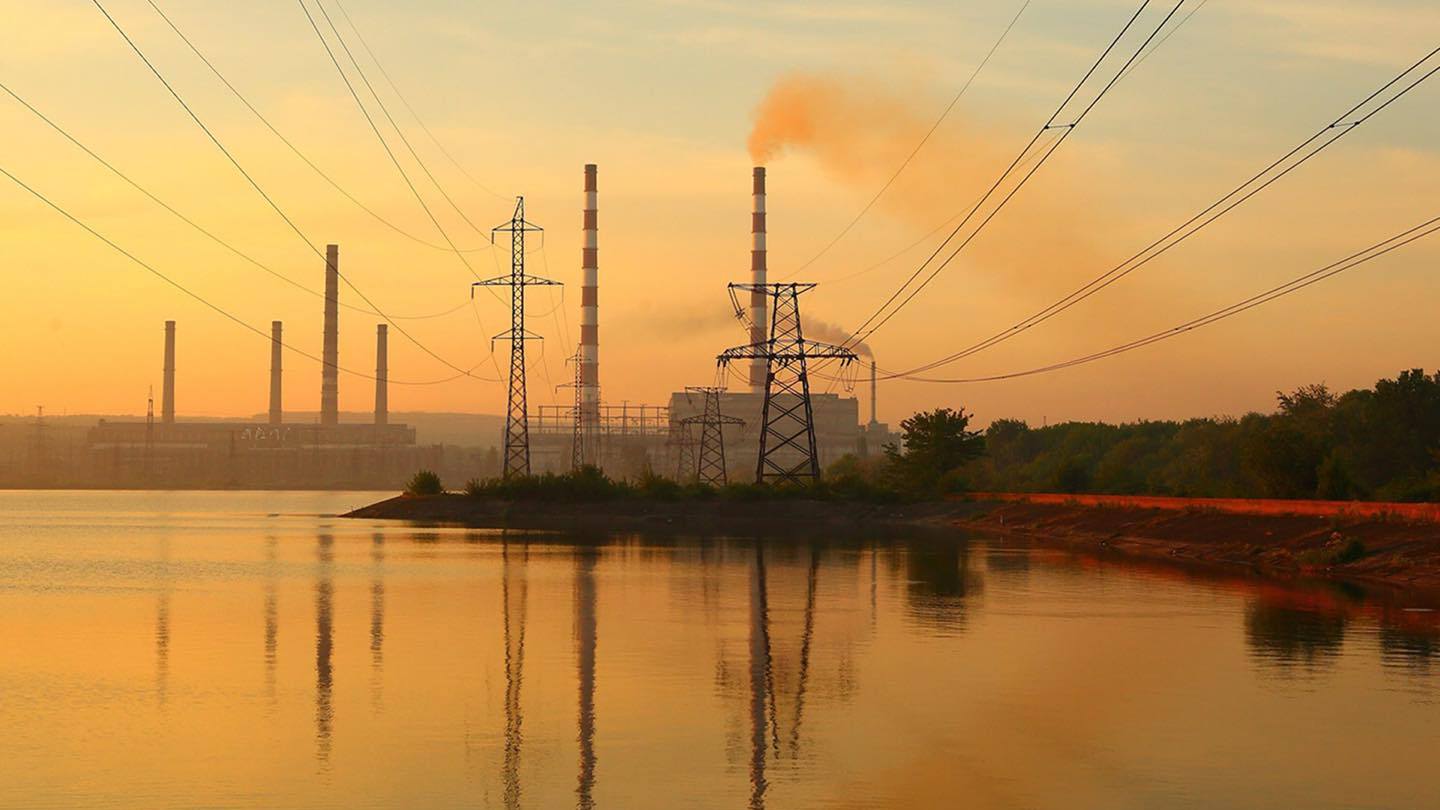 Une entreprise d'État acculée à la faillite par une dette de 1,6 million — pendant que la centrale thermique brûlait sous les tirs