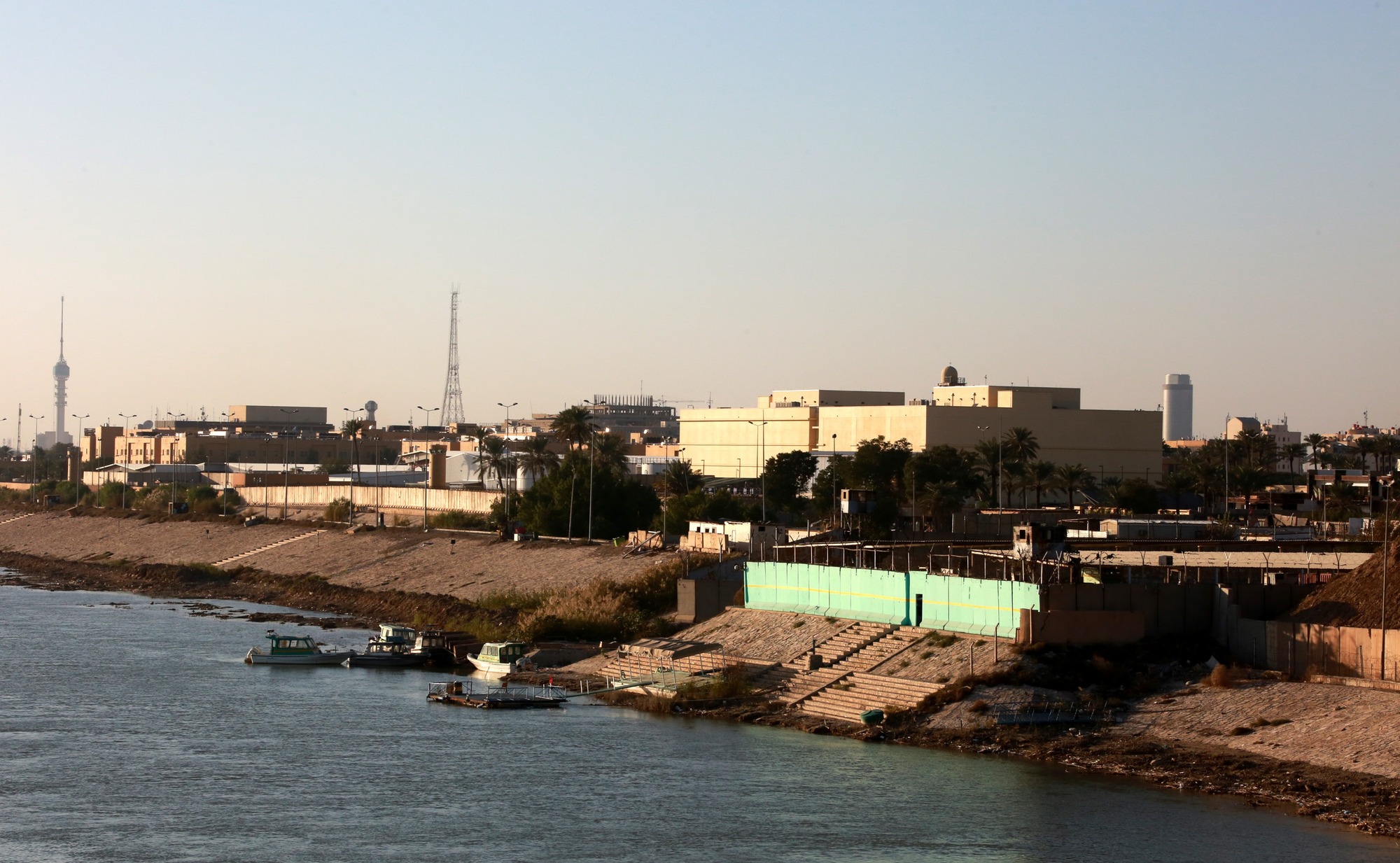 Attaque à la roquette contre l'ambassade des États-Unis à Bagdad : une roquette a frappé l'héliport — conséquences pour la région