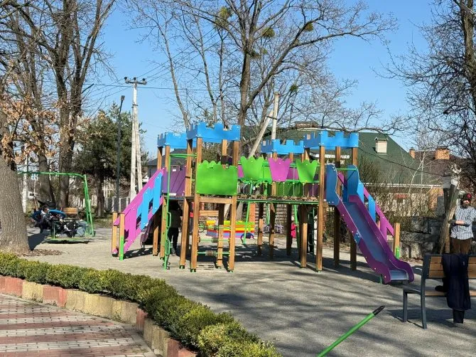 Spielplatz in Stojanka: Wie das Bürgerbudget eine nachbarschaftliche Initiative in Beton und Schaukeln verwandelt
