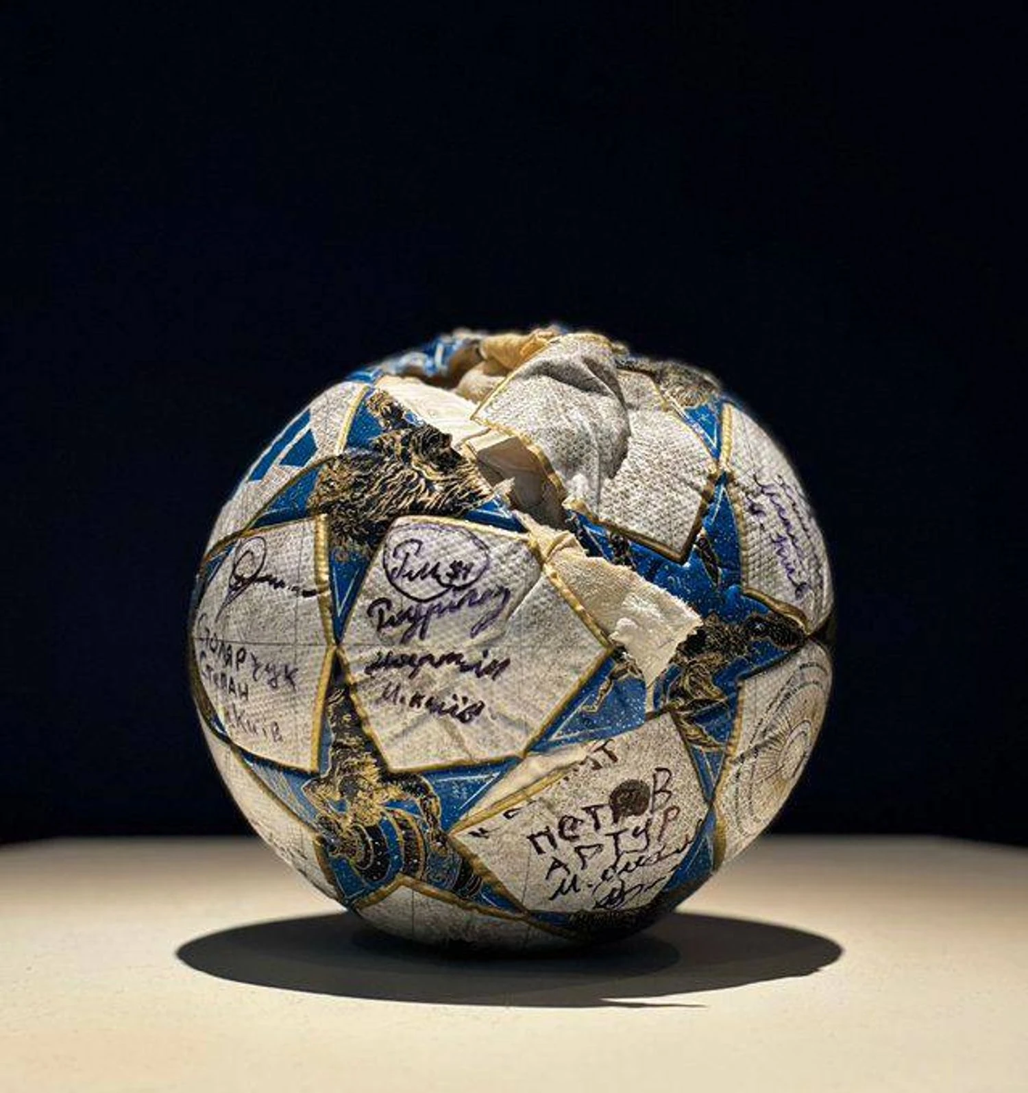 Ball vom zerstörten „Lokomotiv“-Stützpunkt: Kinder übergaben Infantino einen Appell, Russland im Fußball nicht zu rehabilitieren