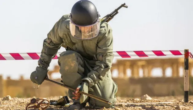 Un obus de la Seconde Guerre mondiale près d'Irpin : rappel que le déminage humanitaire est un enjeu de sécurité pour les communautés locales