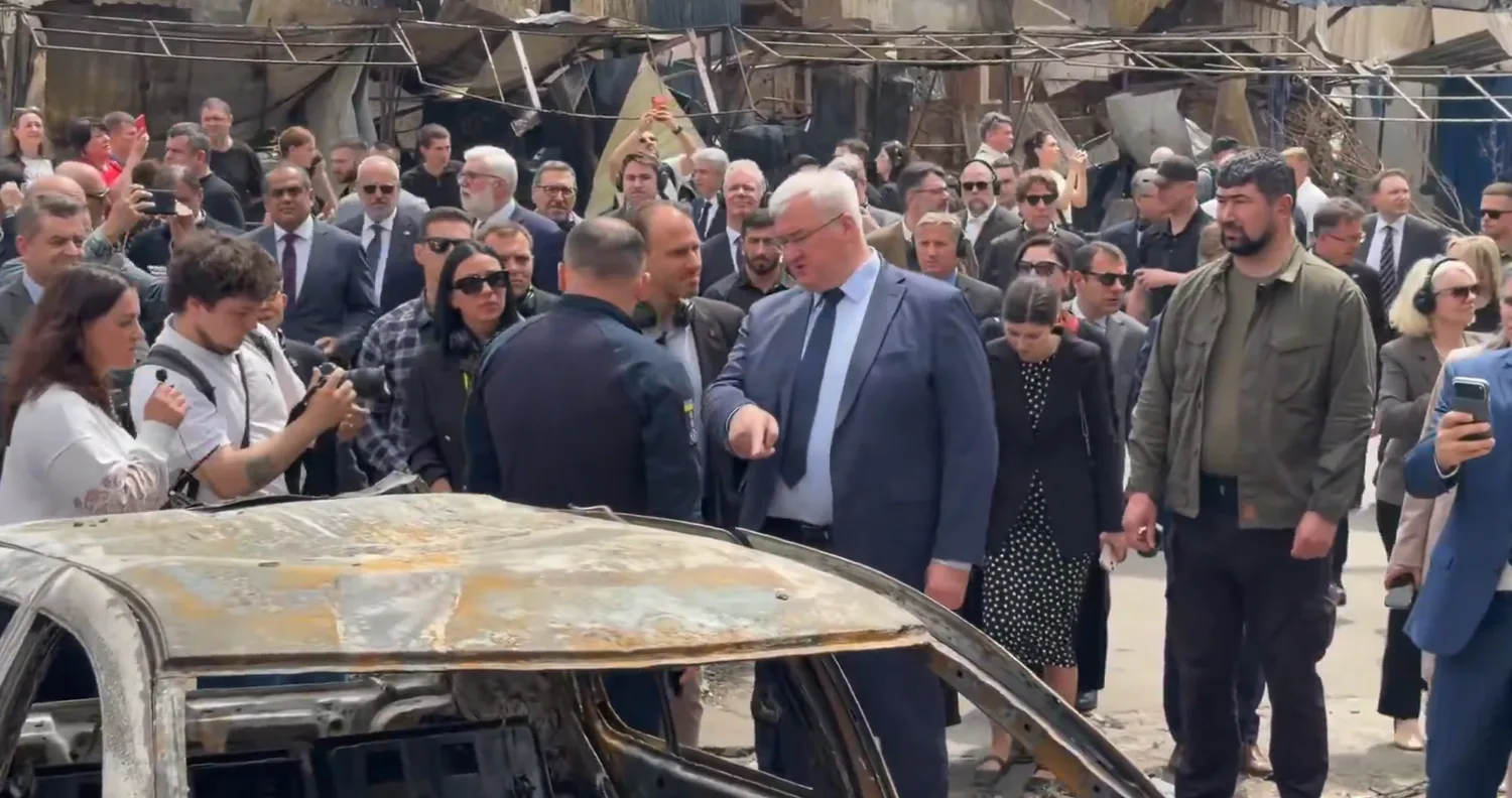 Les ruines d'un marché à la place d'une conférence de presse : Sybiga a amené 70 diplomates à Loukianiivka