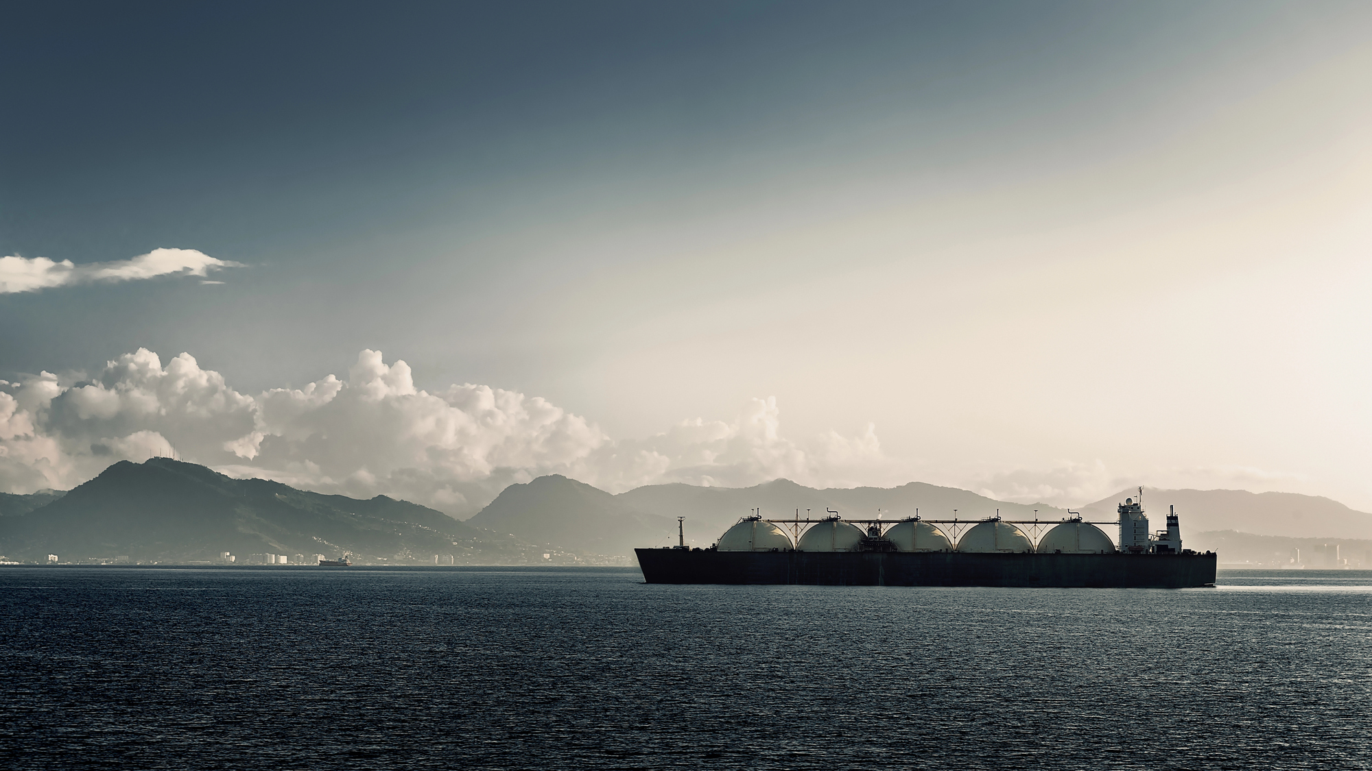 Indien kürzt LNG‑Lieferungen an die Industrie nach Stillstand einer katarischen Anlage — was bedeutet das für die Märkte?