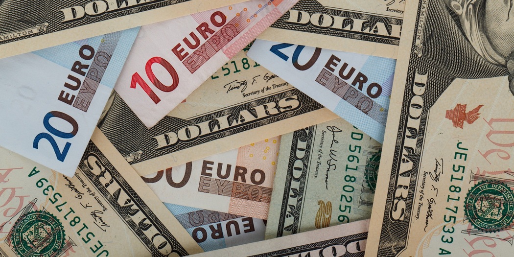 Le dollar officiel bat des records pour la troisième fois — l'euro frôle les 50 UAH. Pourquoi c'est important