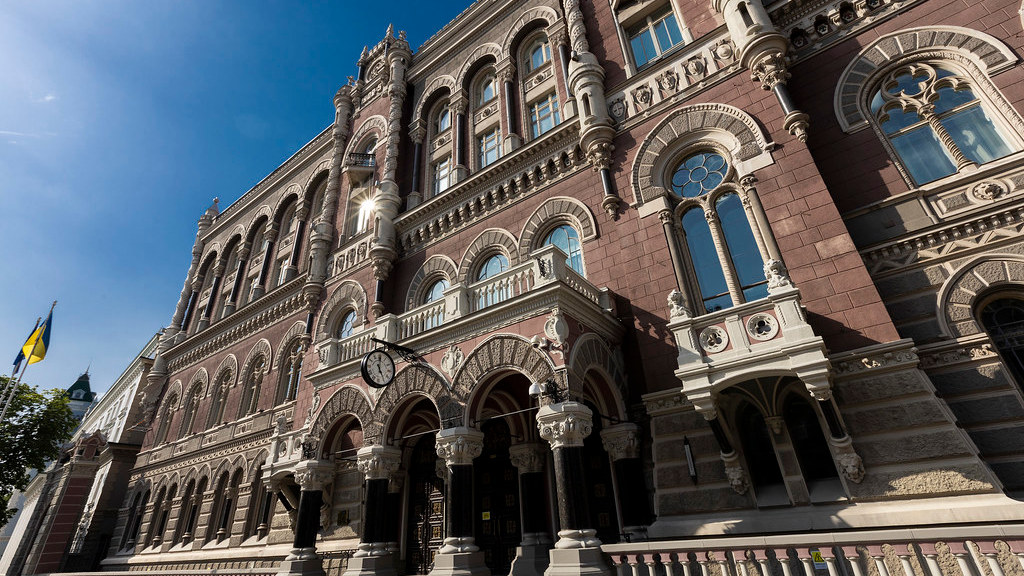 NBU erinnert Banken erneut: PEP ist kein Synonym für Verdächtiger. Aber es gab bislang keine Sanktionen für Verstöße