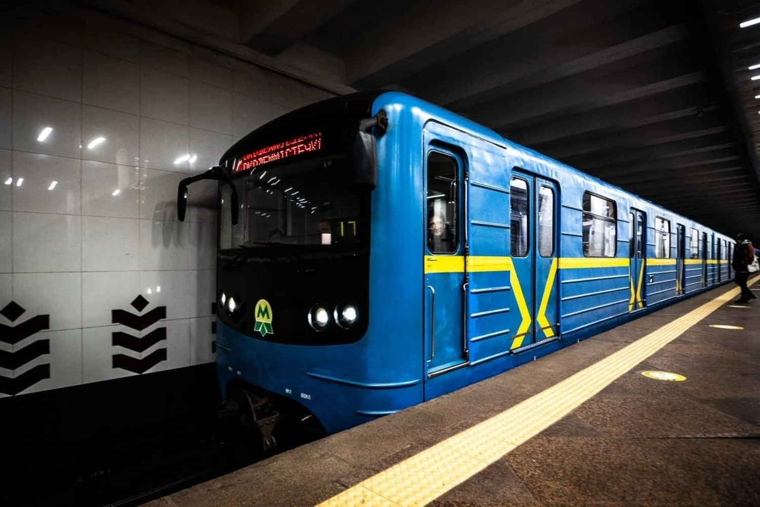 Die grüne U-Bahn-Linie in Kiew hat den Betrieb nach dem nächtlichen Beschuss wieder aufgenommen — was das für die Stadt bedeutet
