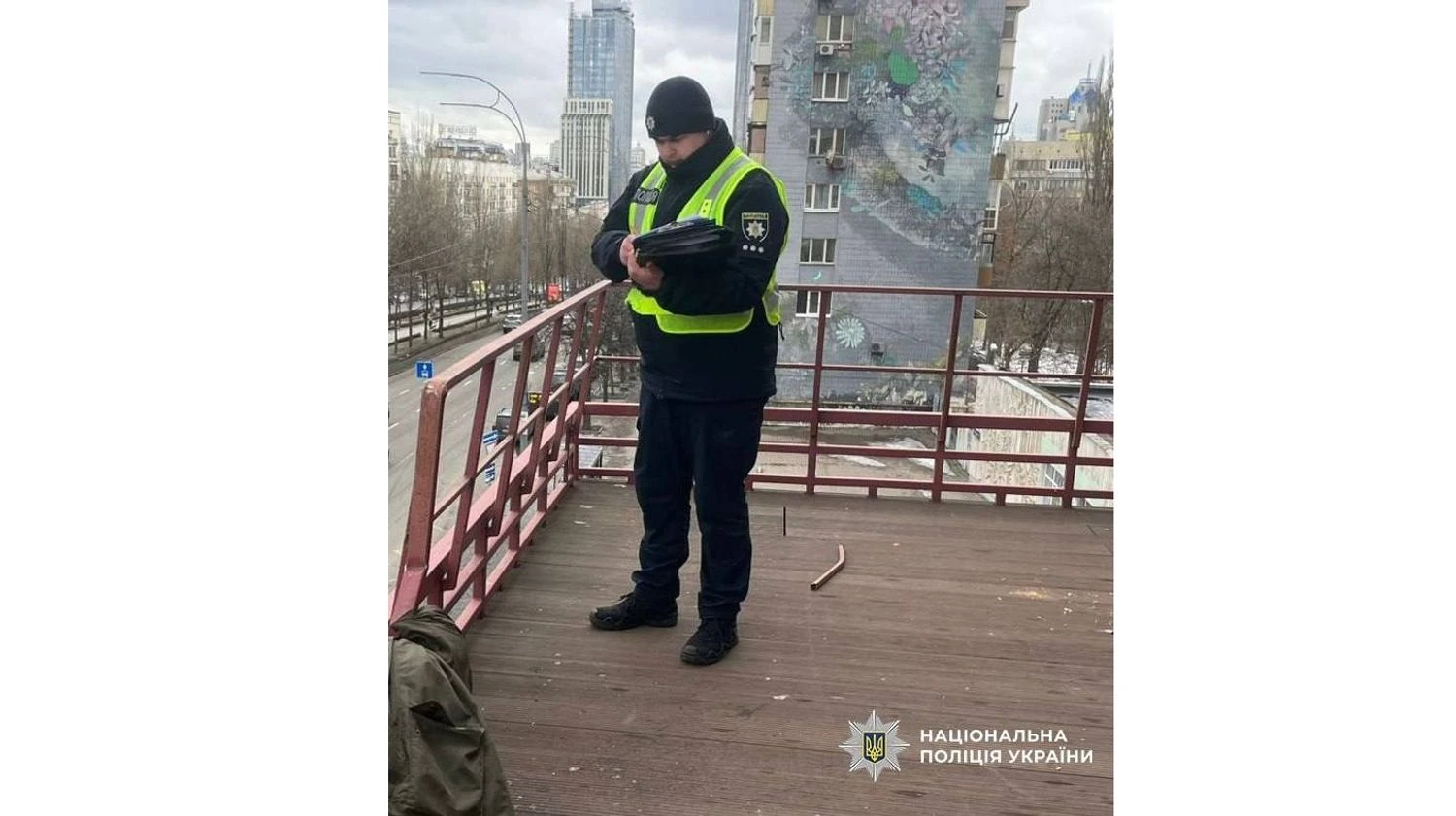 Auf dem Lesja-Ukrajinka-Boulevard ist ein 32-jähriger Mann nach einem Sturz aus dem 23. Stockwerk gestorben – die Polizei ermittelt